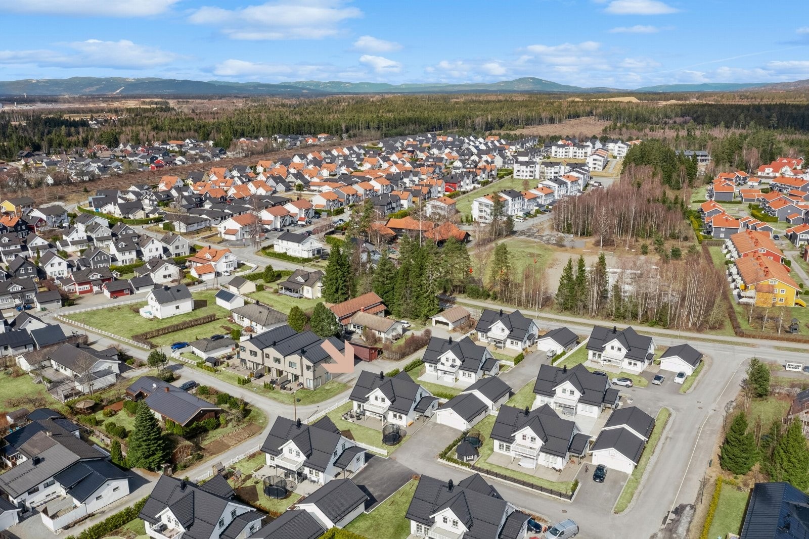 Boligen har en barnevennlig og god beliggenhet på Nordbymoen. Galleribilde