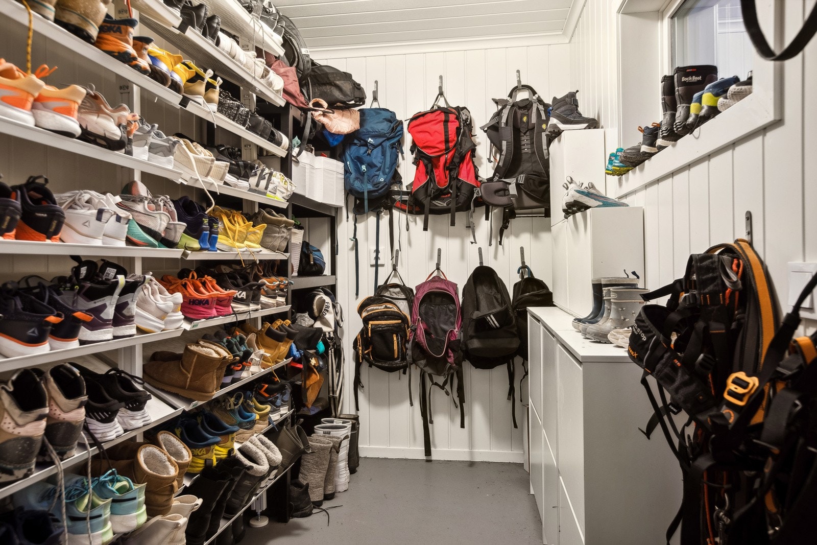 Boligen har gode oppbevaringsmuligheter i bod i 2. etasje, sportsbod og bod i forbindelse med garasjen. Avbildet sportsbod ved inngangspartiet. Galleribilde