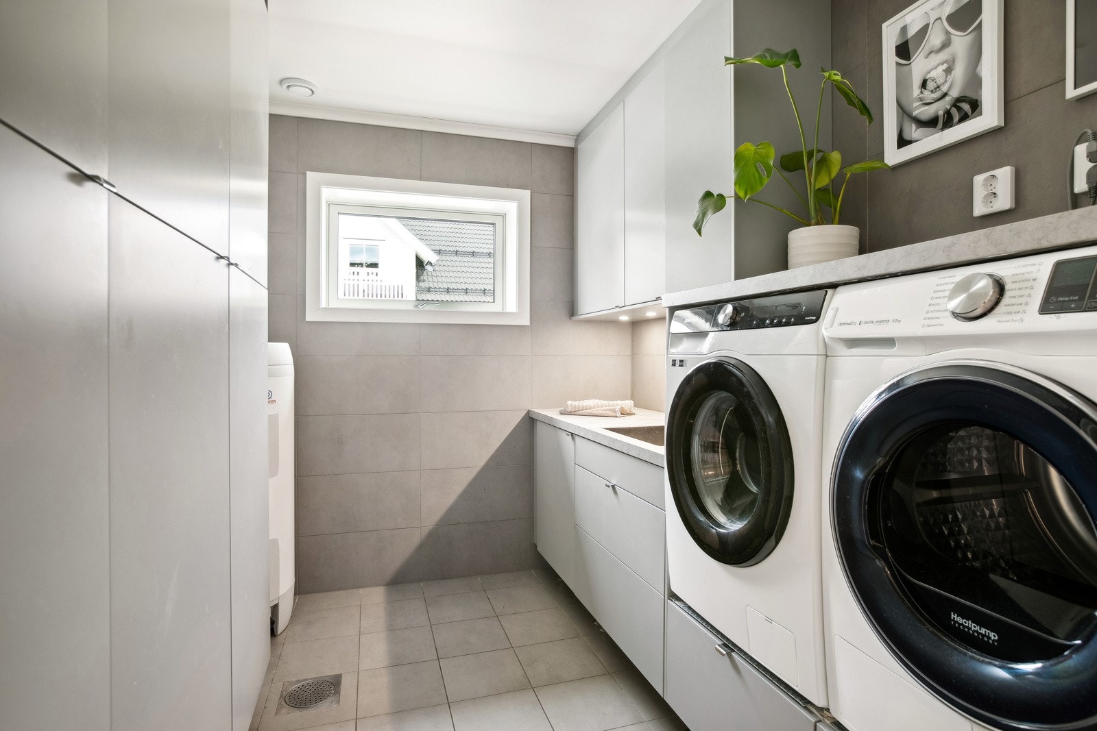 Vaskerom med praktisk beliggenhet i forbindelse med entréen. Galleribilde