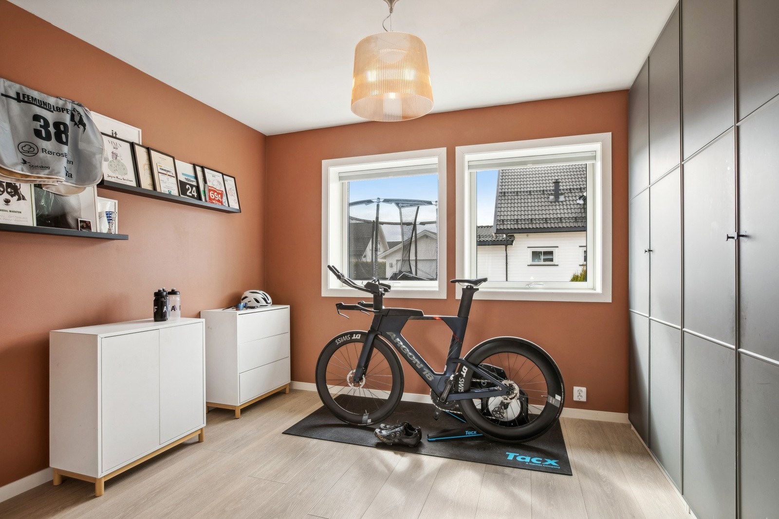 Soverom i 1. etasje i dag innredet som et treningsrom. Galleribilde