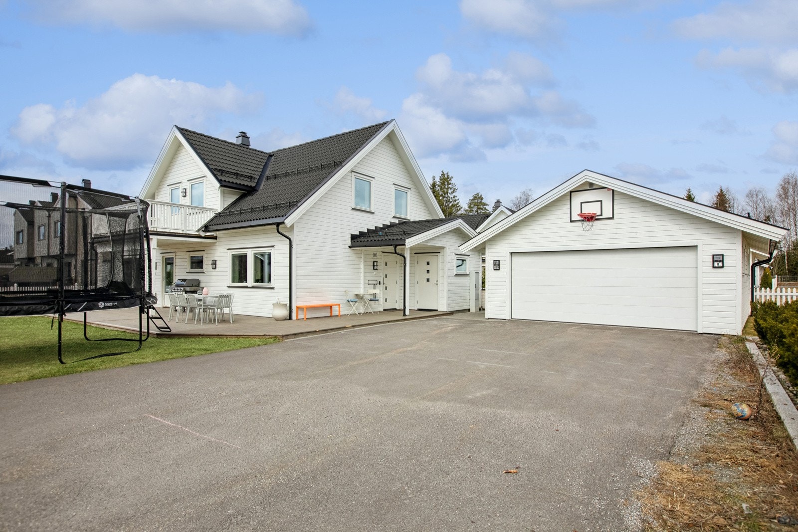 Det medfølger parkering i dobbelgarasje og på gårdsplassen. Galleribilde