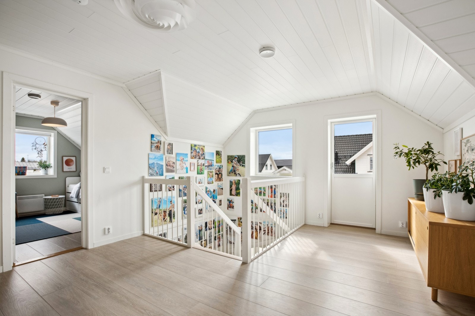 Loftstue/hall i 2. etasje med utgang til balkong. Galleribilde