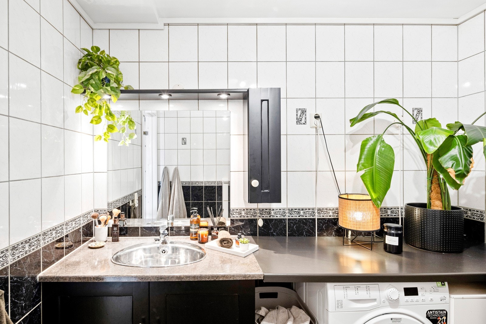 Badet er fra leilighetens byggeår 2000. Rør-i-rør system og ventilasjon. Galleribilde
