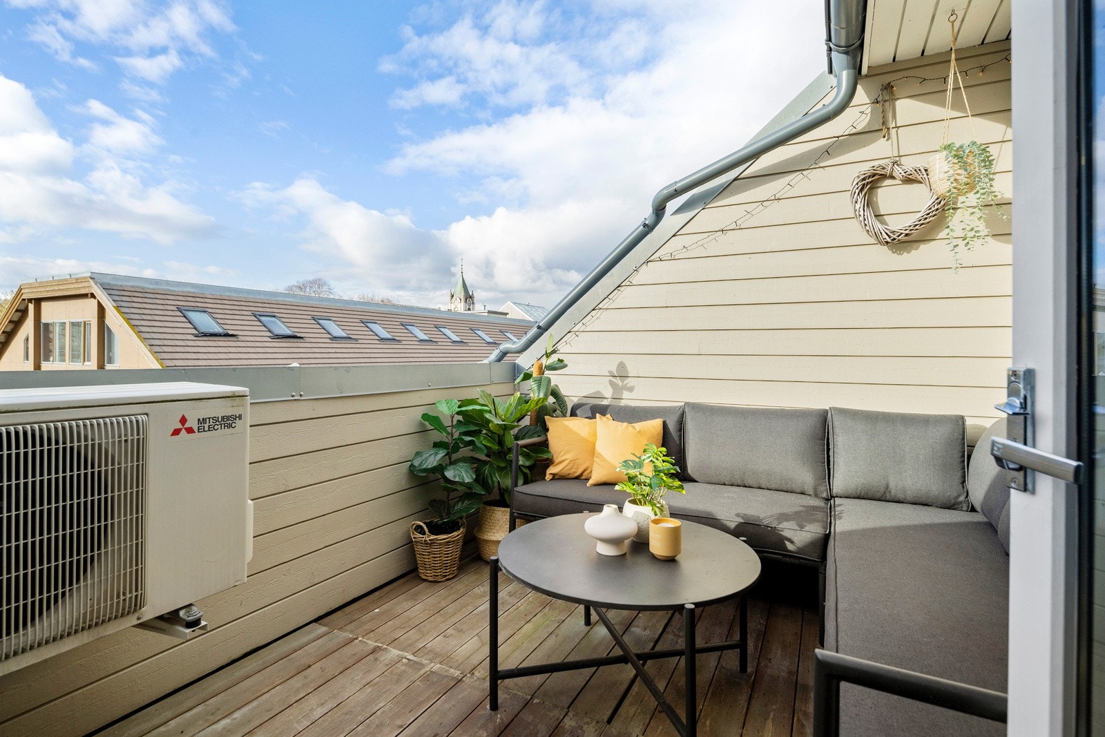 Skjermet terrasse med utsikt retning Nesset. Gode solforhold midtsommer fra ca kl 15:30 tom 22:30. Galleribilde