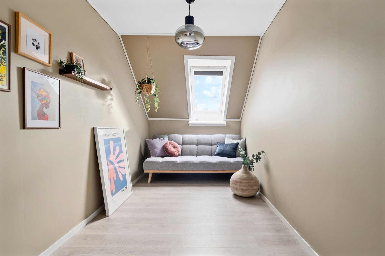 Soverom to på 9 m². Har plass til seng på tvers av rommet. Utmerket som barnerom, gjesterom eller kontor. Galleribilde