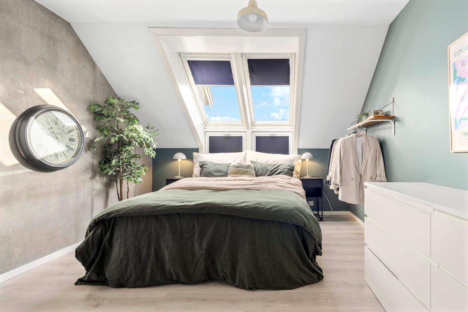 Hovedsoverom på 15 m² har god plass til dobbeltseng og tilhørende møblement. Alle soverom med tilpasset mørk solskjerming i takvindu. Galleribilde