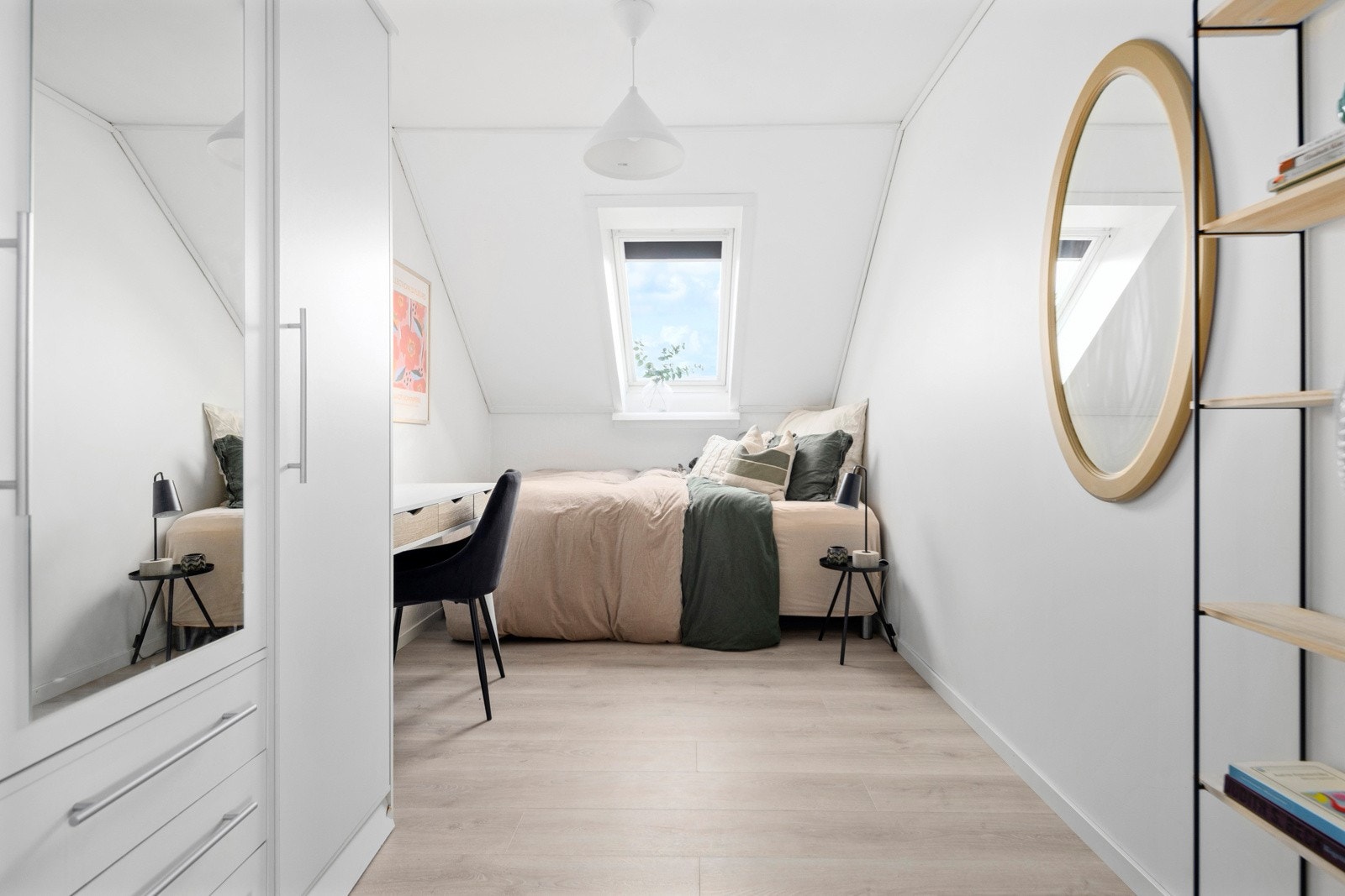 Soverom tre på 10 m². Opprinnelig en del av stuen, vegger oppført i 2016. Alle soverom med tilpasset mørk solskjerming i takvindu Galleribilde