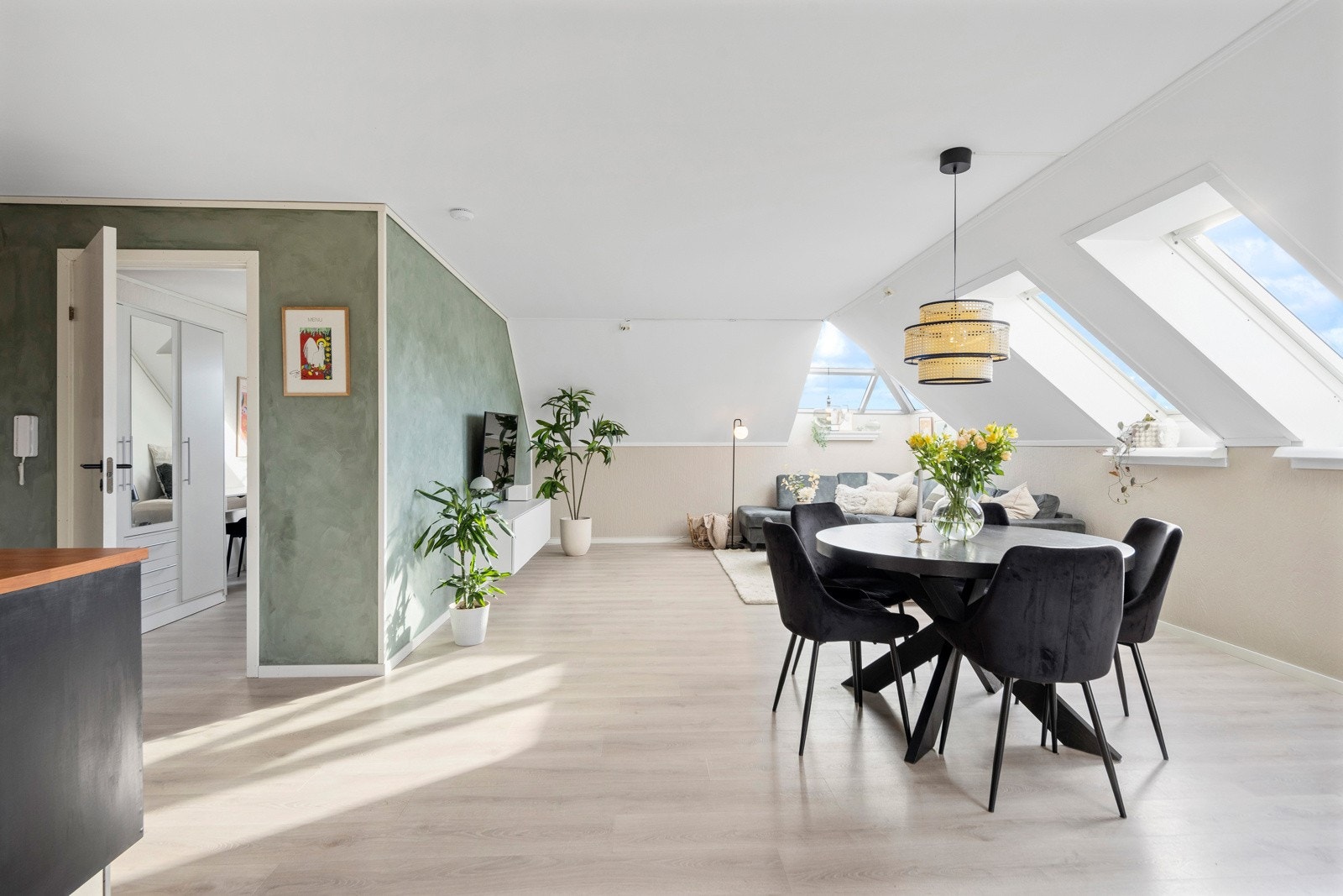 Unik og vedlikeholdt leilighet på hele 99 m² BRA. Heis og egen parkeringsplass i p-kjeller med el-billader. Galleribilde