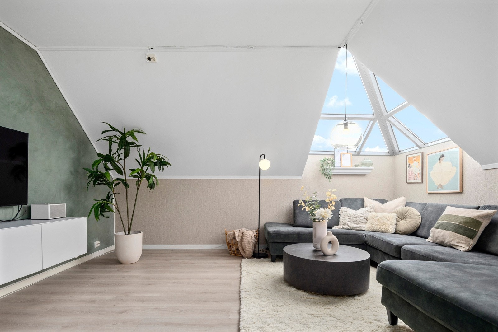 Månedlige felleskostander inkluderer tv/internett, kommunale avgifter, renovasjon, strøing/brøyting, forsikring, renter og avdrag på fellesgjeld m.m Galleribilde