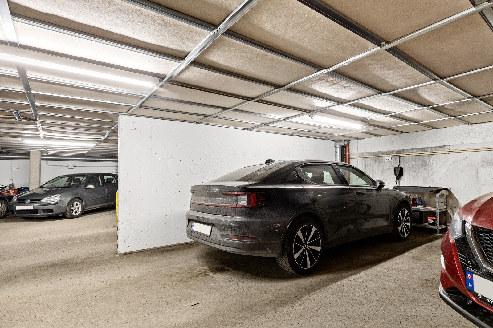 Heis ned til kjeller, kjellerbod og egen parkeringsplass med el-billader. Galleribilde
