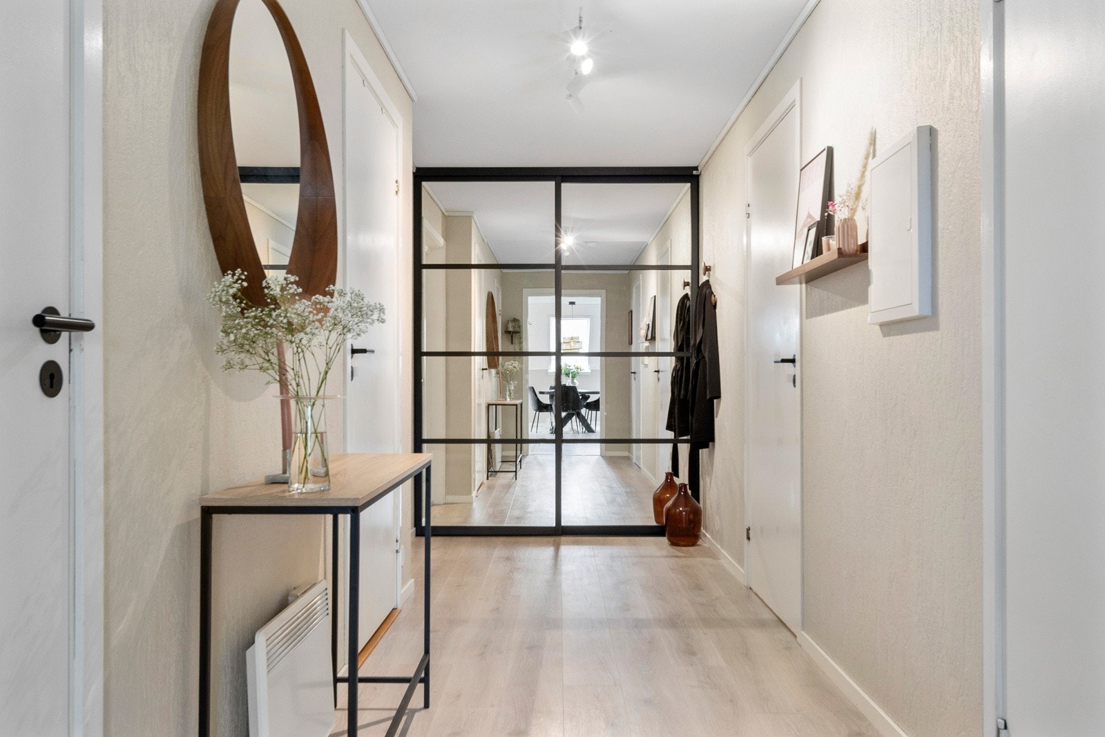 I entreen er det satt inn skyvedørsgarderobe med god lagringsplass til yttetøy og sko. Bod bak døren til venstre i bildet. Galleribilde
