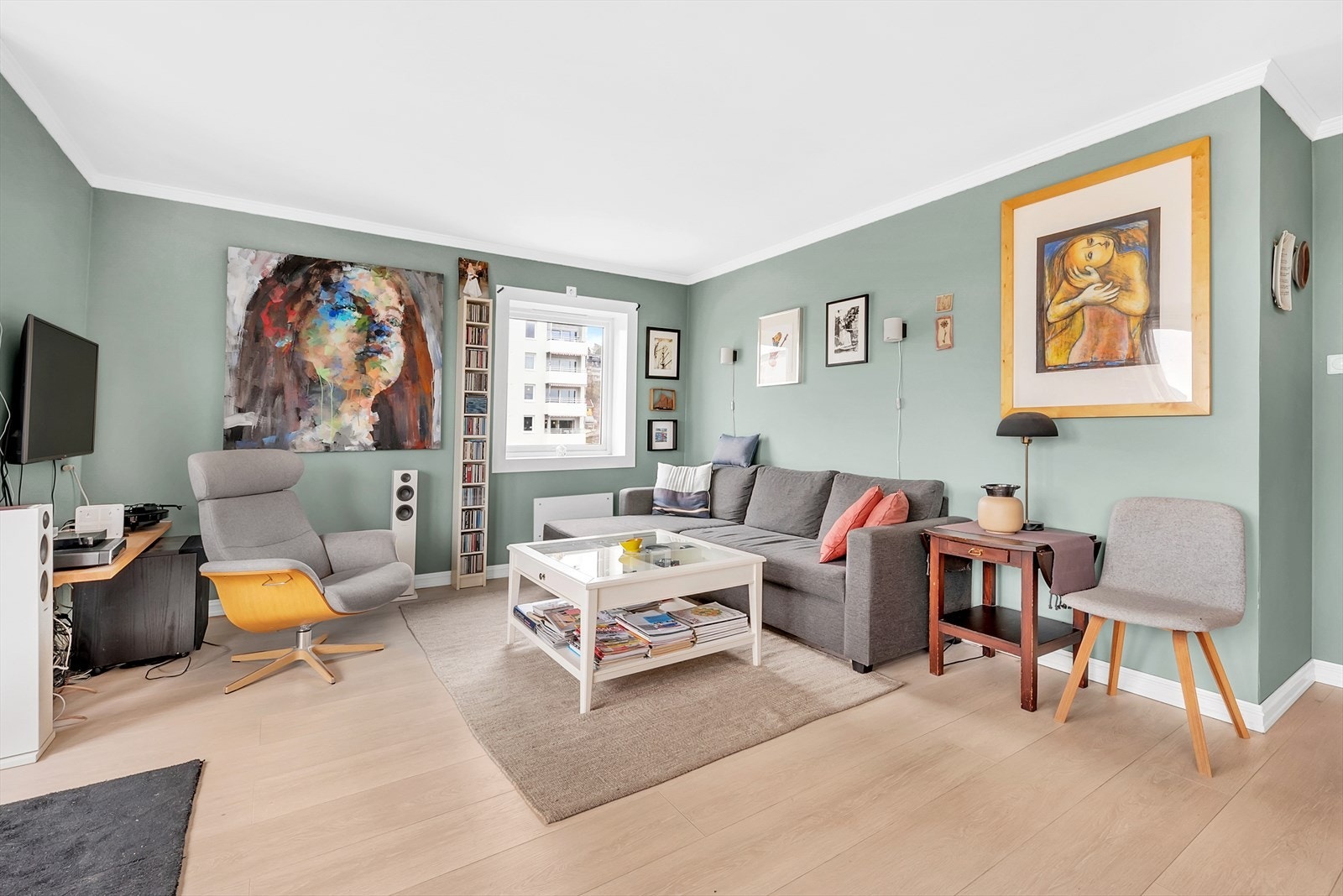 Laminatgulv og malte slette flater på veggene. Galleribilde