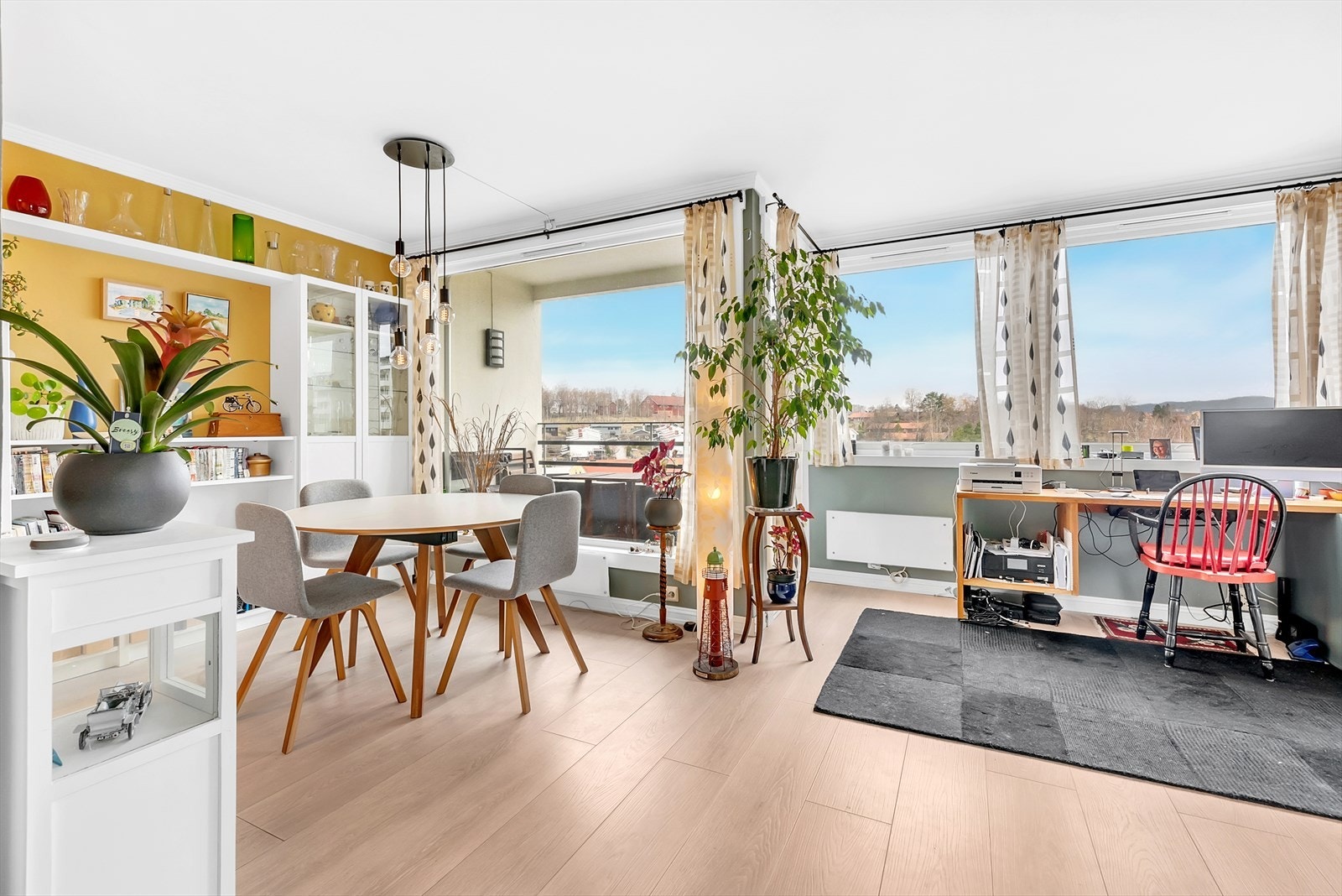 Store vindusflater som slipper inn rikelig med lys. Galleribilde