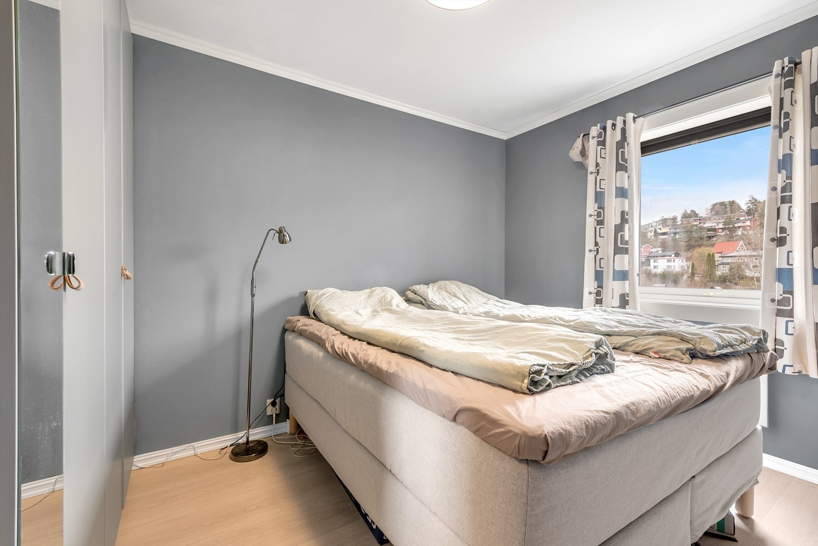 Soverom med plass for dobbeltseng, nattbord og garderobeskap. Galleribilde