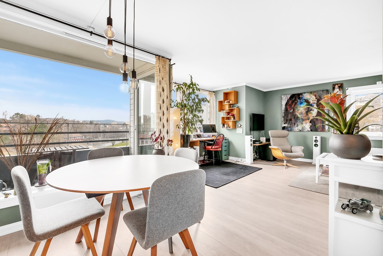 Velkommen til denne flotte
2-roms leiligheten i Haakon Tveters vei 8. Presenteres av Ali Øzen v/EiendomsMegler 1! Galleribilde