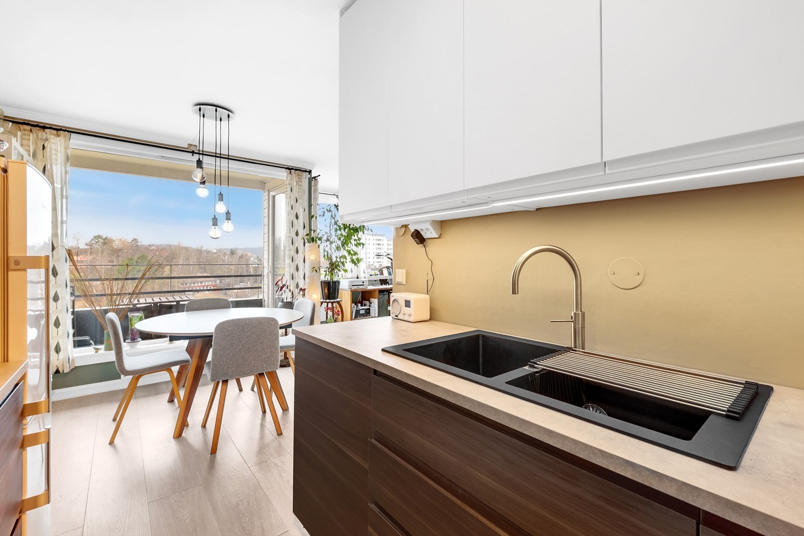 Kjøkkenet fremstår som moderne. Galleribilde