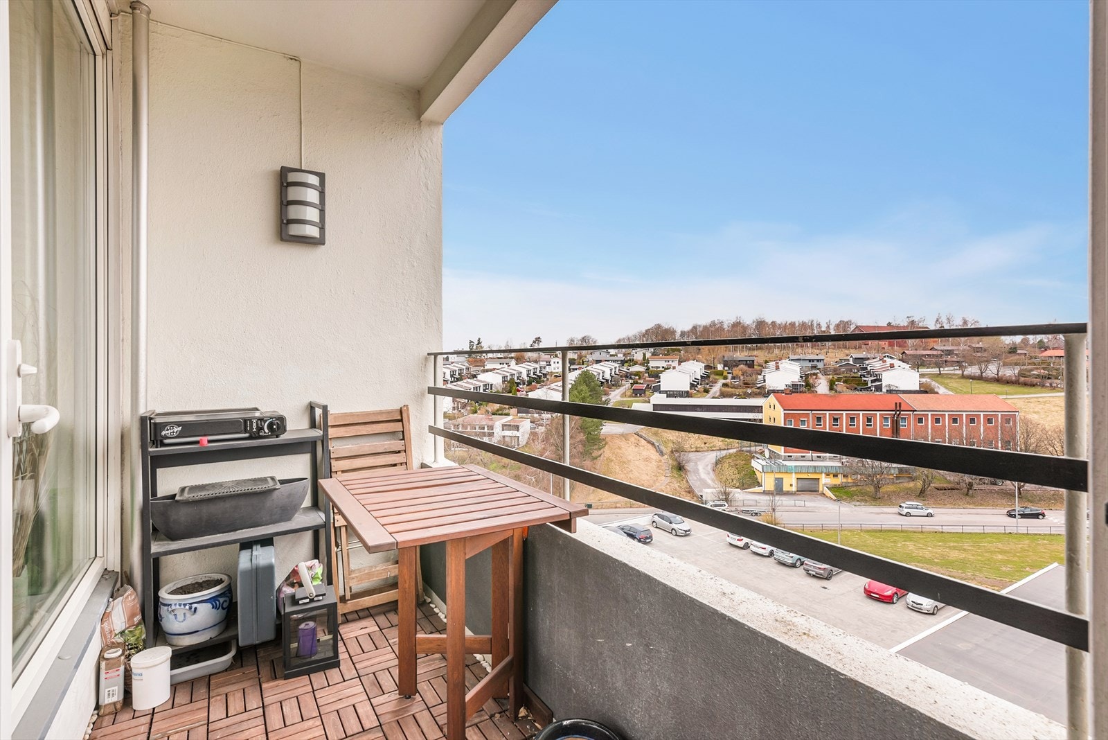 Adkomst fra stue til en nordvendt balkong med trefliser på gulv på ca. 3 m². Plass for utemøbler. Galleribilde