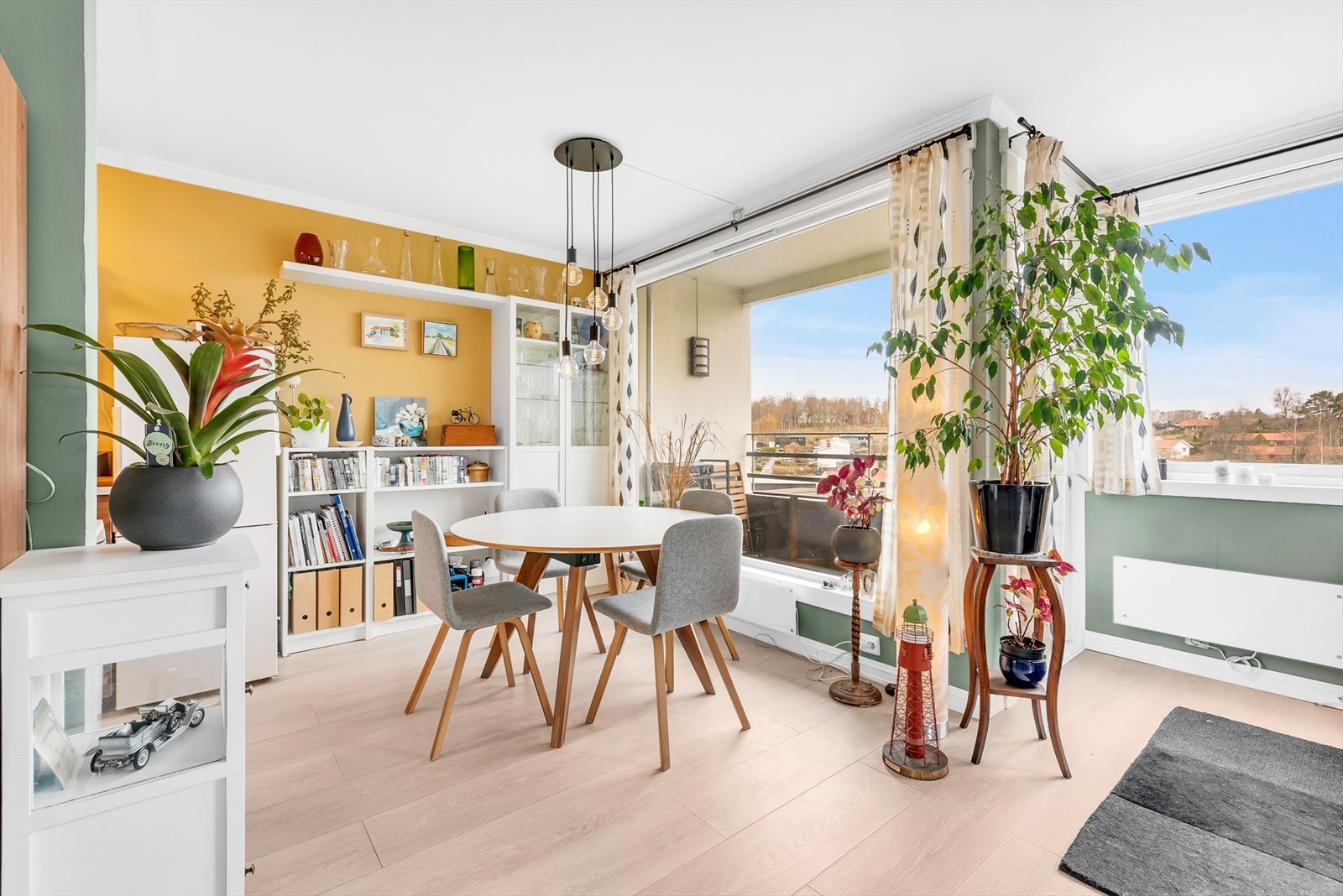 Utgang fra stuen til hyggelig nordvendt balkong. Galleribilde