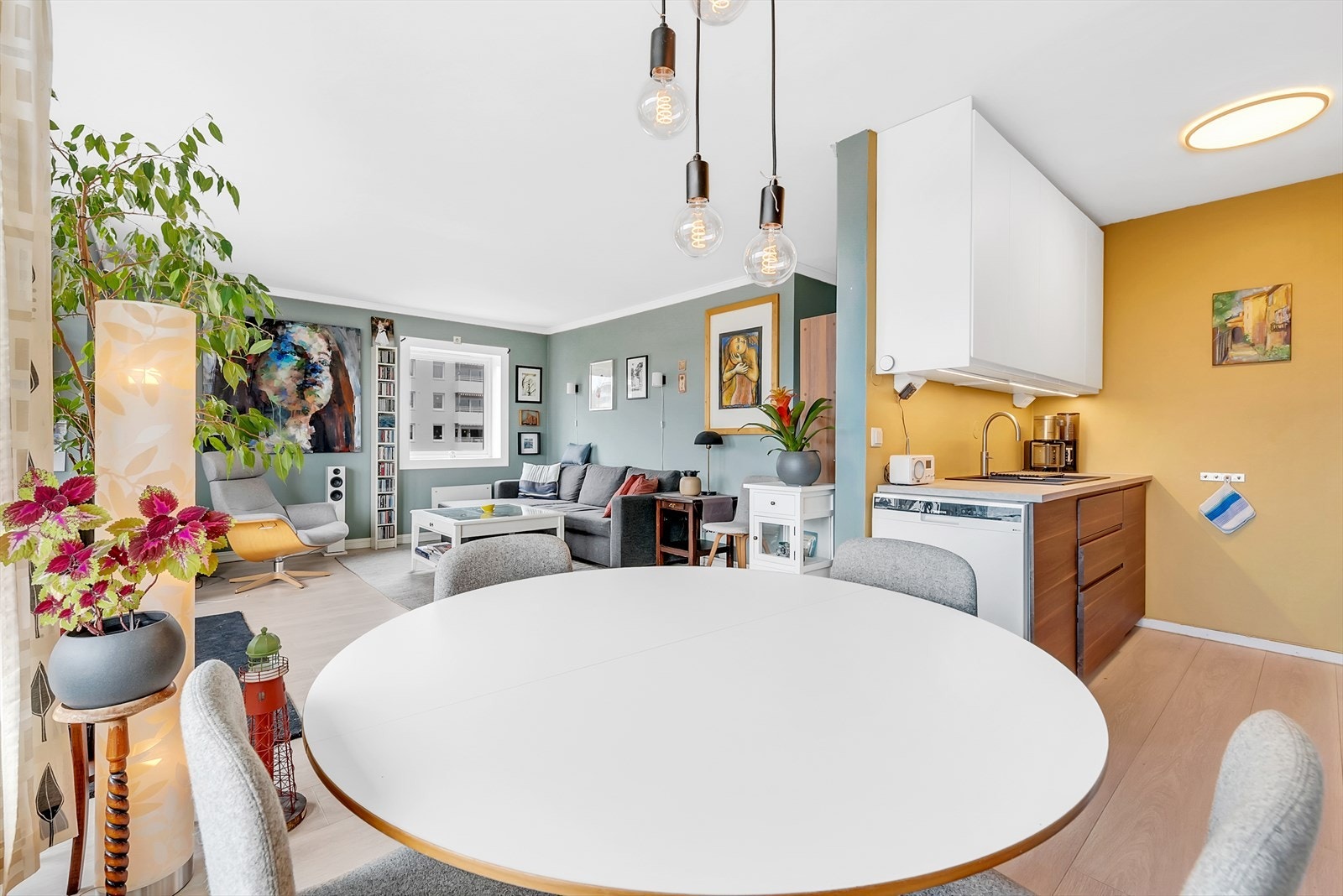 Det er plass for en hyggelig spisegruppe. Galleribilde