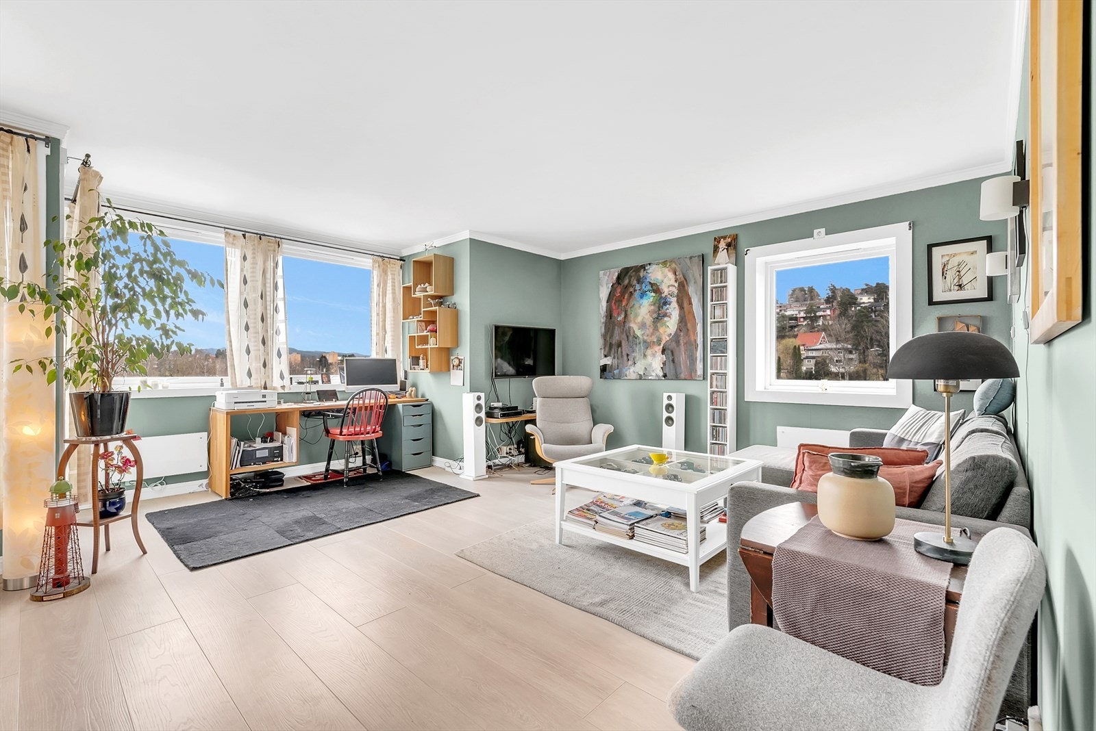 Romslig stue med plass for sofa, stuebord og TV-møbler. Galleribilde