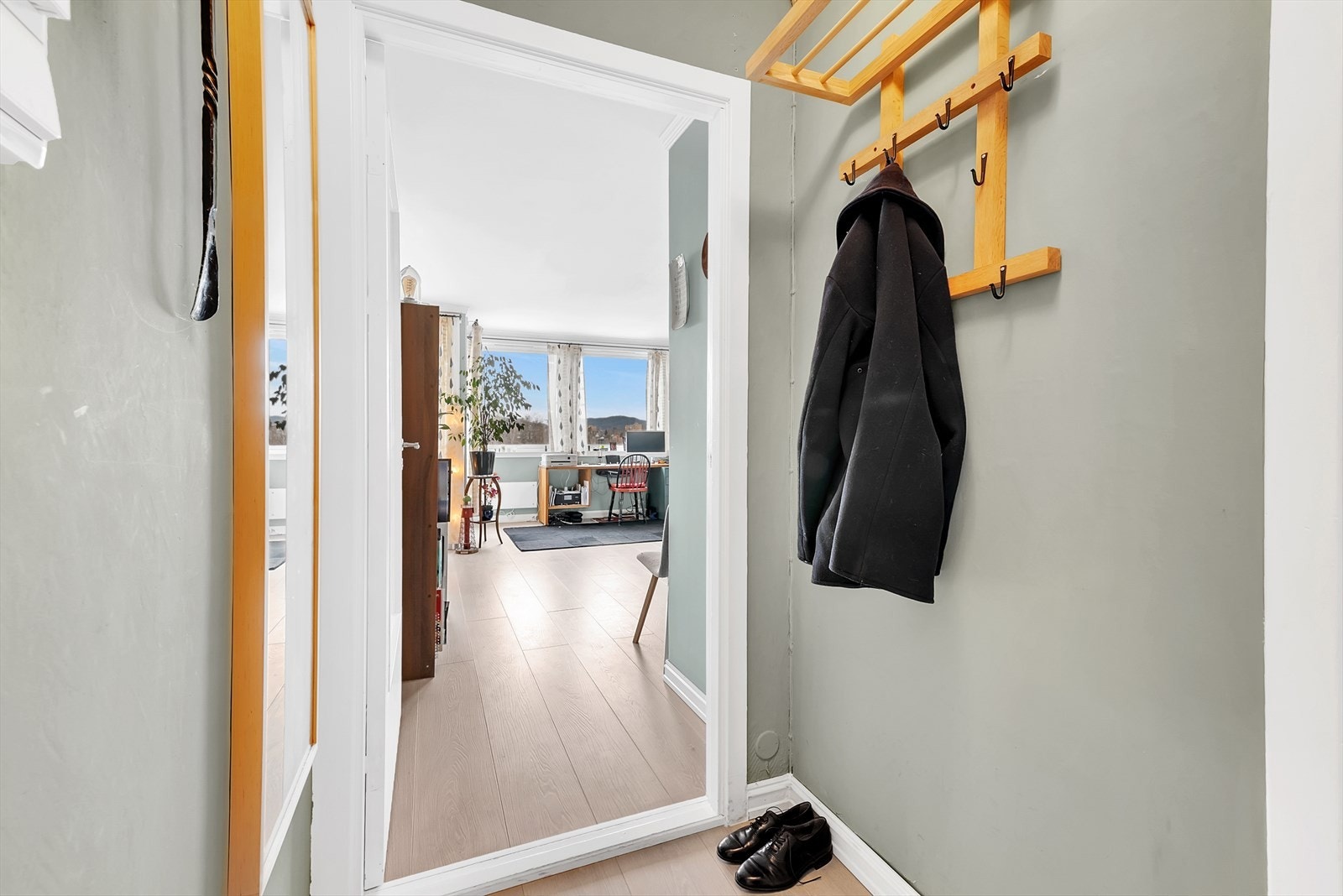 Hyggelig entré med plass for yttertøy og sko. Dørcallinganlegg som enkelt kan slippe inn gjester. Galleribilde