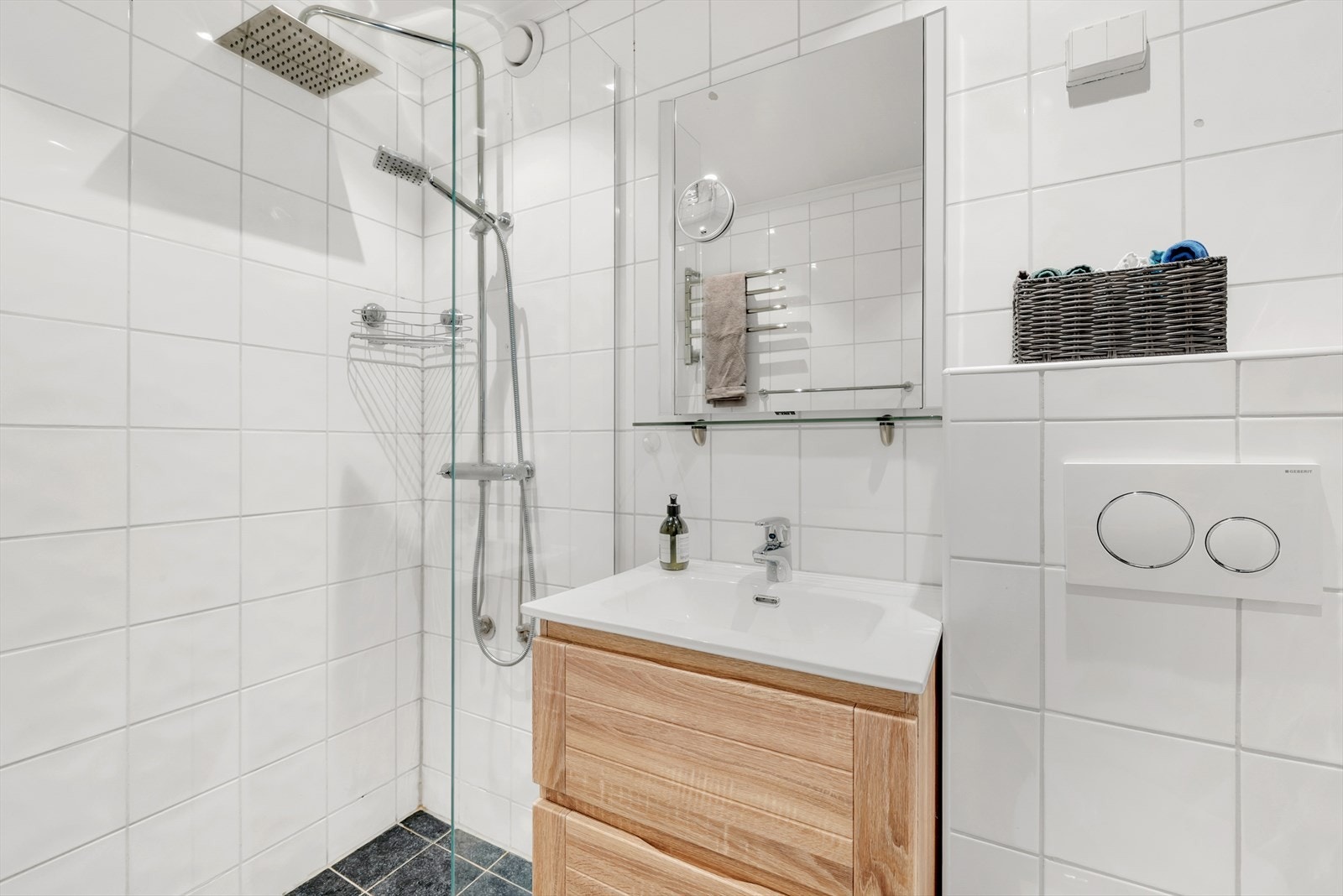 Flislagt baderom med downlights og gulvvarme. Baderom ble pusset opp i regi av borettslaget i ca. 2007 iht. siste salgsoppgave. Galleribilde