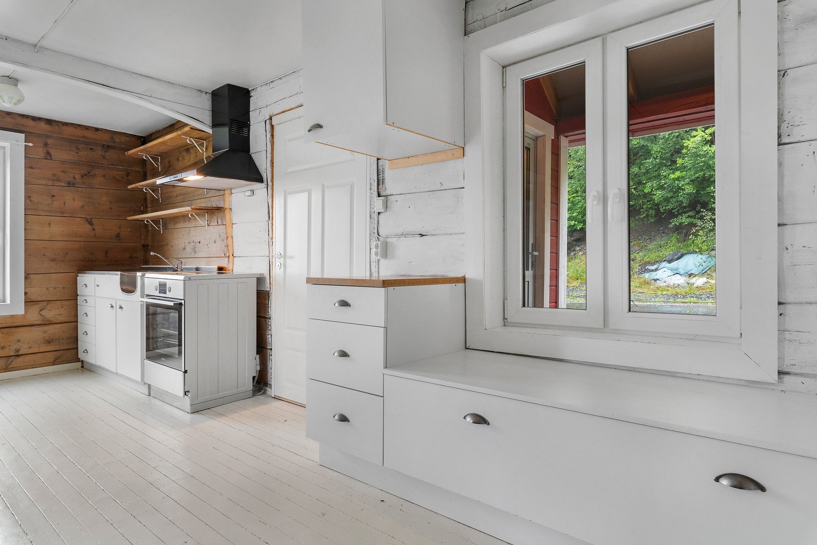 Kjøkken med enkel standard. Galleribilde