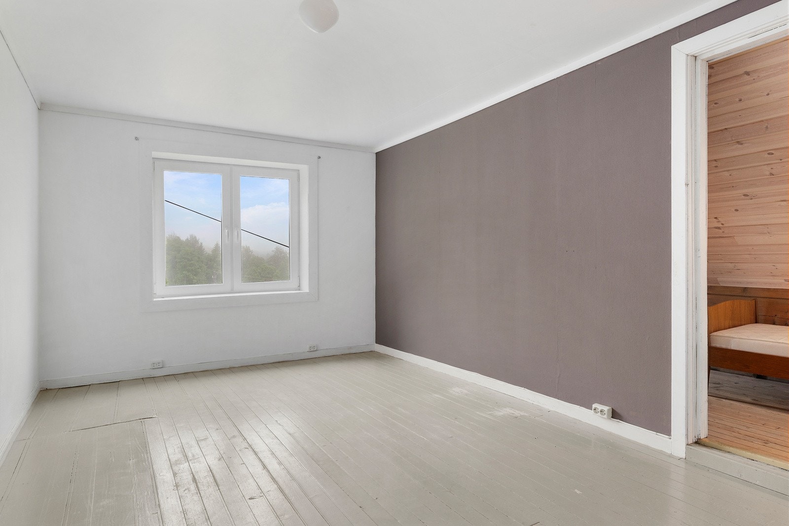 Soverom med plass til både seng og nattbord. Galleribilde