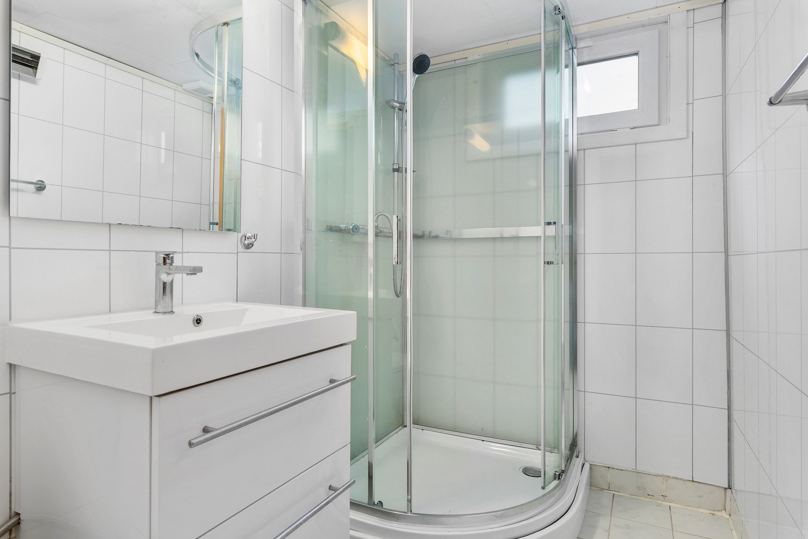 Badet er helfliset, og har dusjkabinett. Galleribilde