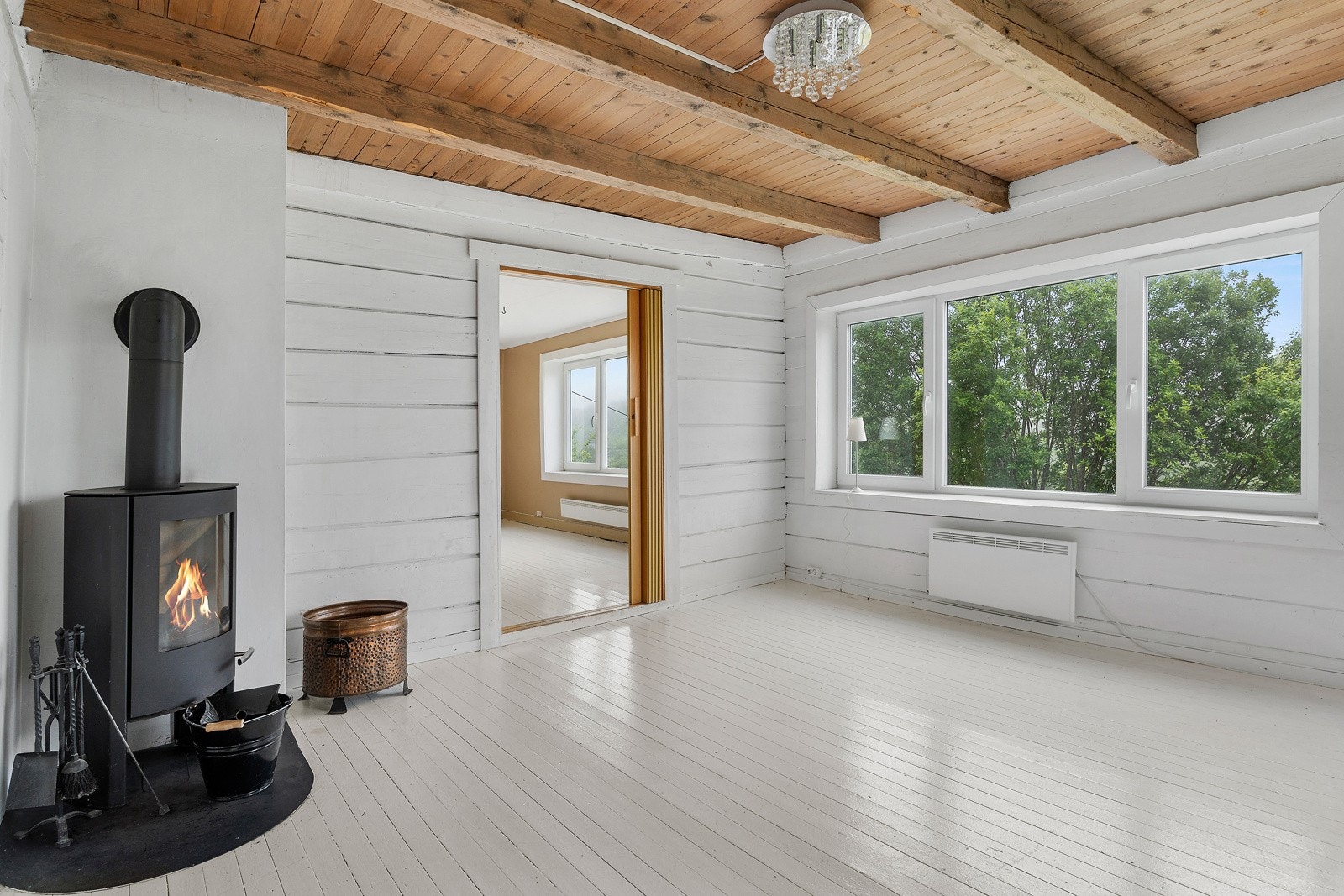 I stuen er det også en koselig peis fra 2014. Galleribilde