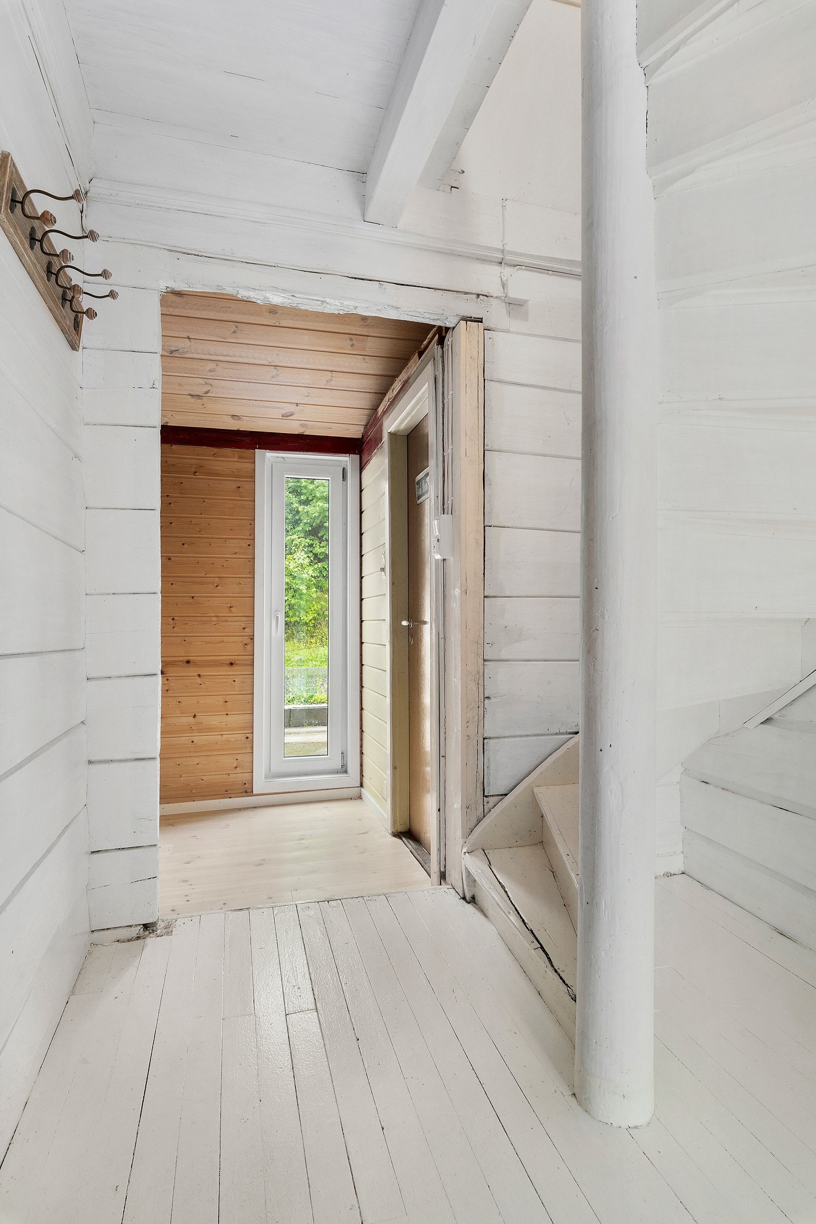 Velkommen inn til en fin trappegang med orginalt treverk. Galleribilde