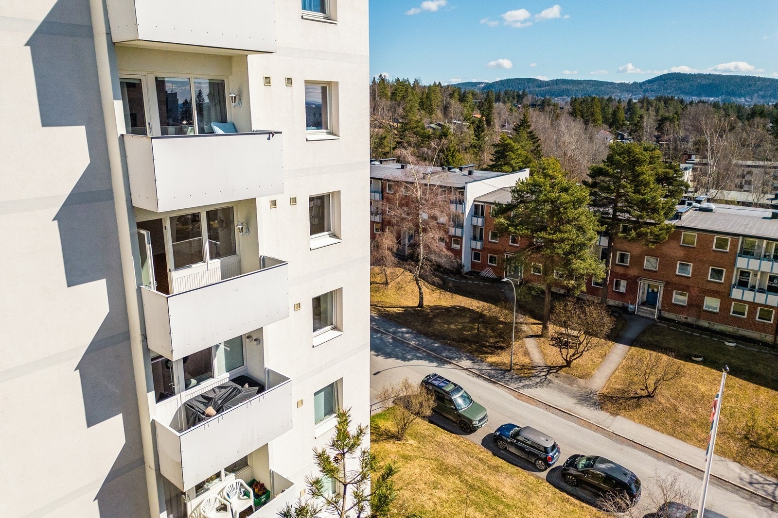 Boligen ligger 6 etasjer opp fra bakken. Inngangsetasjen er definert som underetasje, så i heisen står det 5. etasje Galleribilde