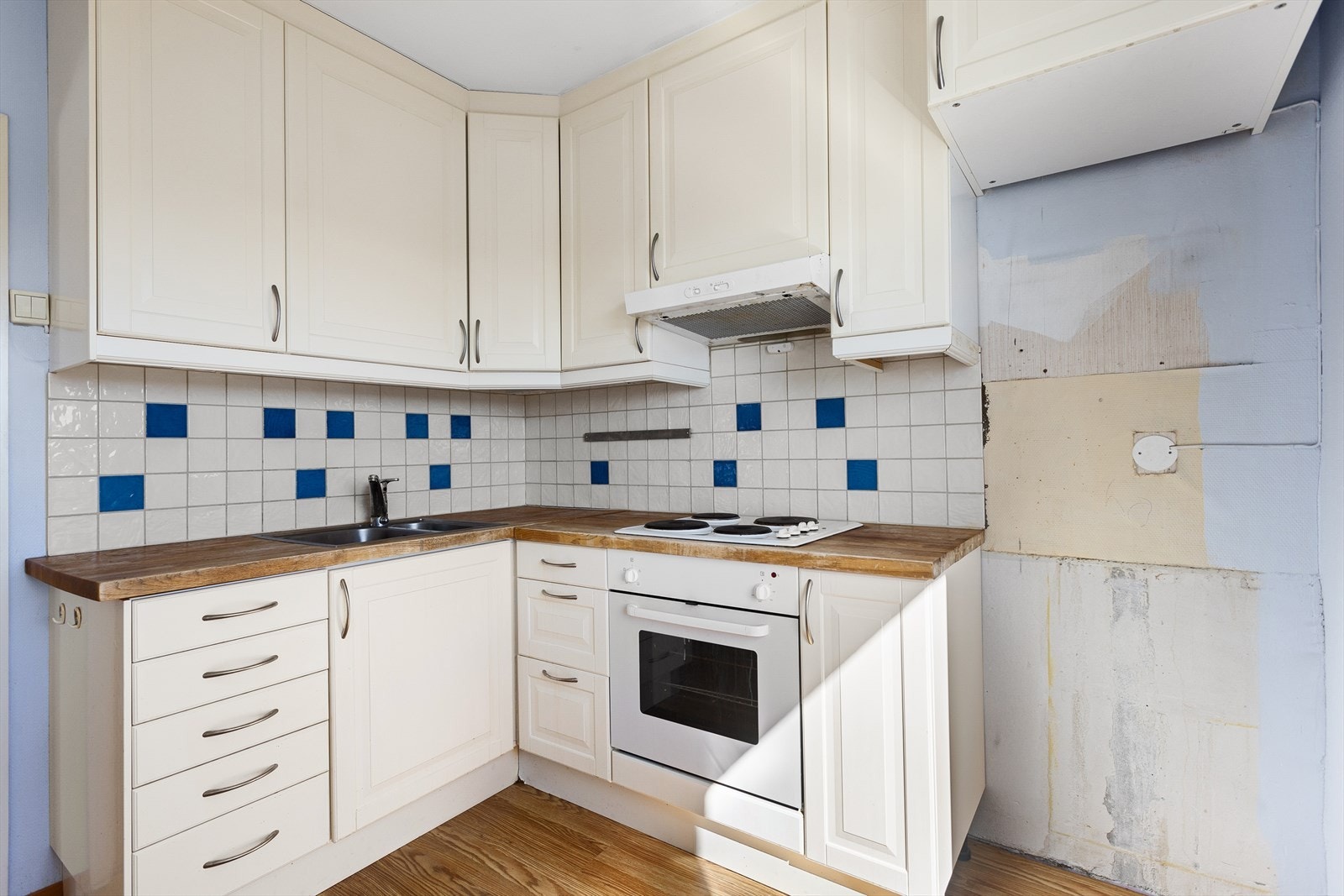 Separat kjøkken som har godt med oppbevaringsmuligheter og plass til frokostbord Galleribilde