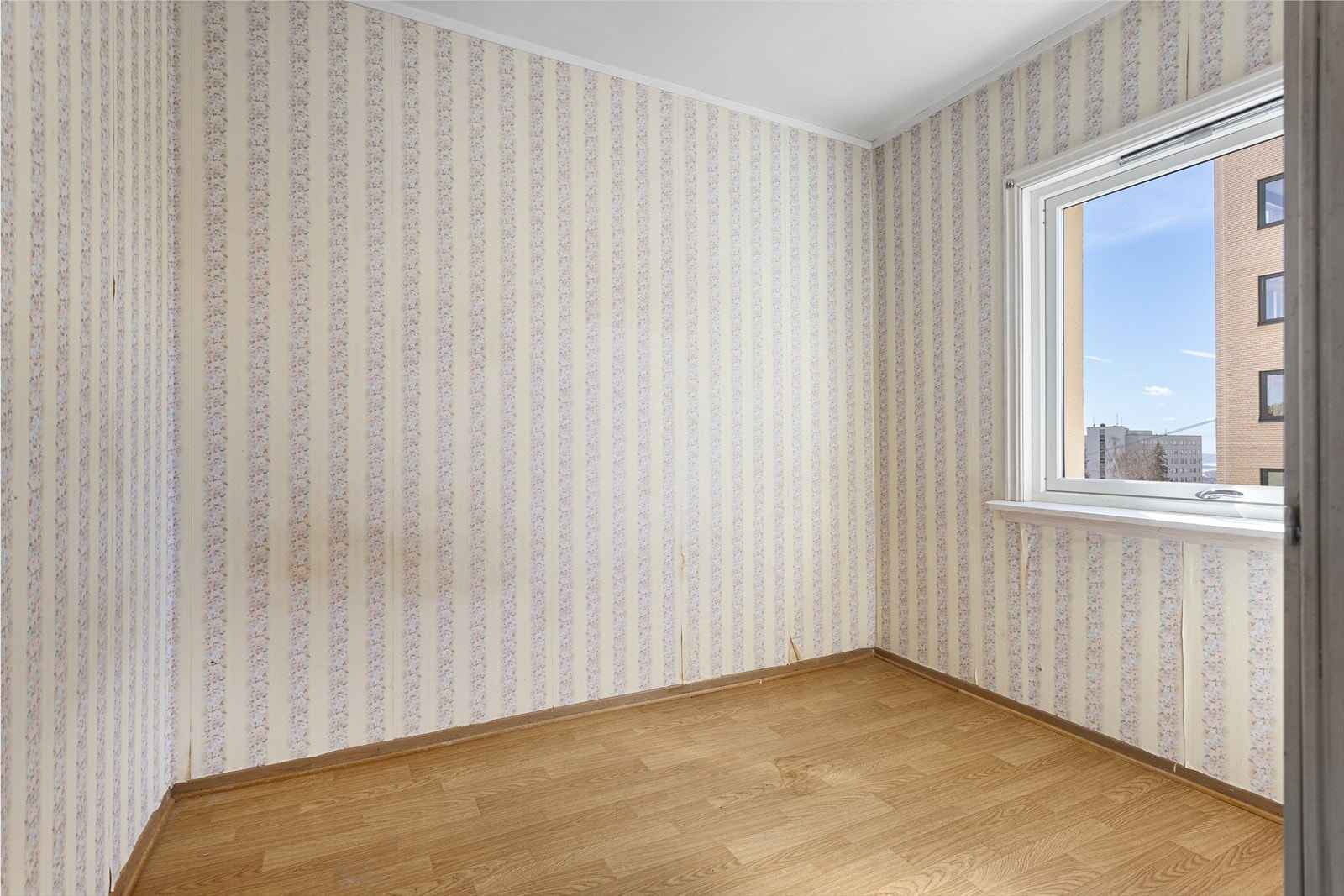 Soverommet har plass til både stor seng og garderobe Galleribilde