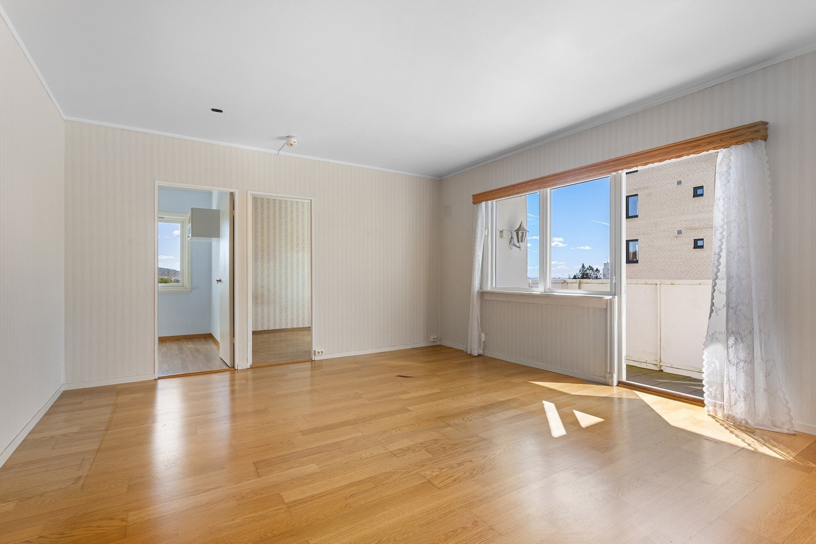 Veggen til venstre er en lettvegg til boden som andre leiligheter har fjernet Galleribilde