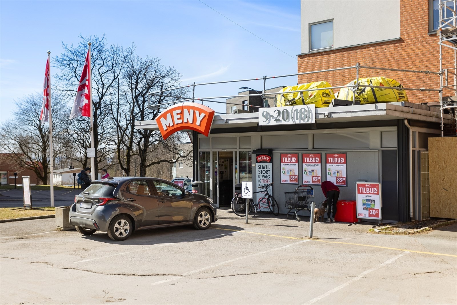 100 meter fra eiendommen ligger Meny med flott ferskvaredisk Galleribilde