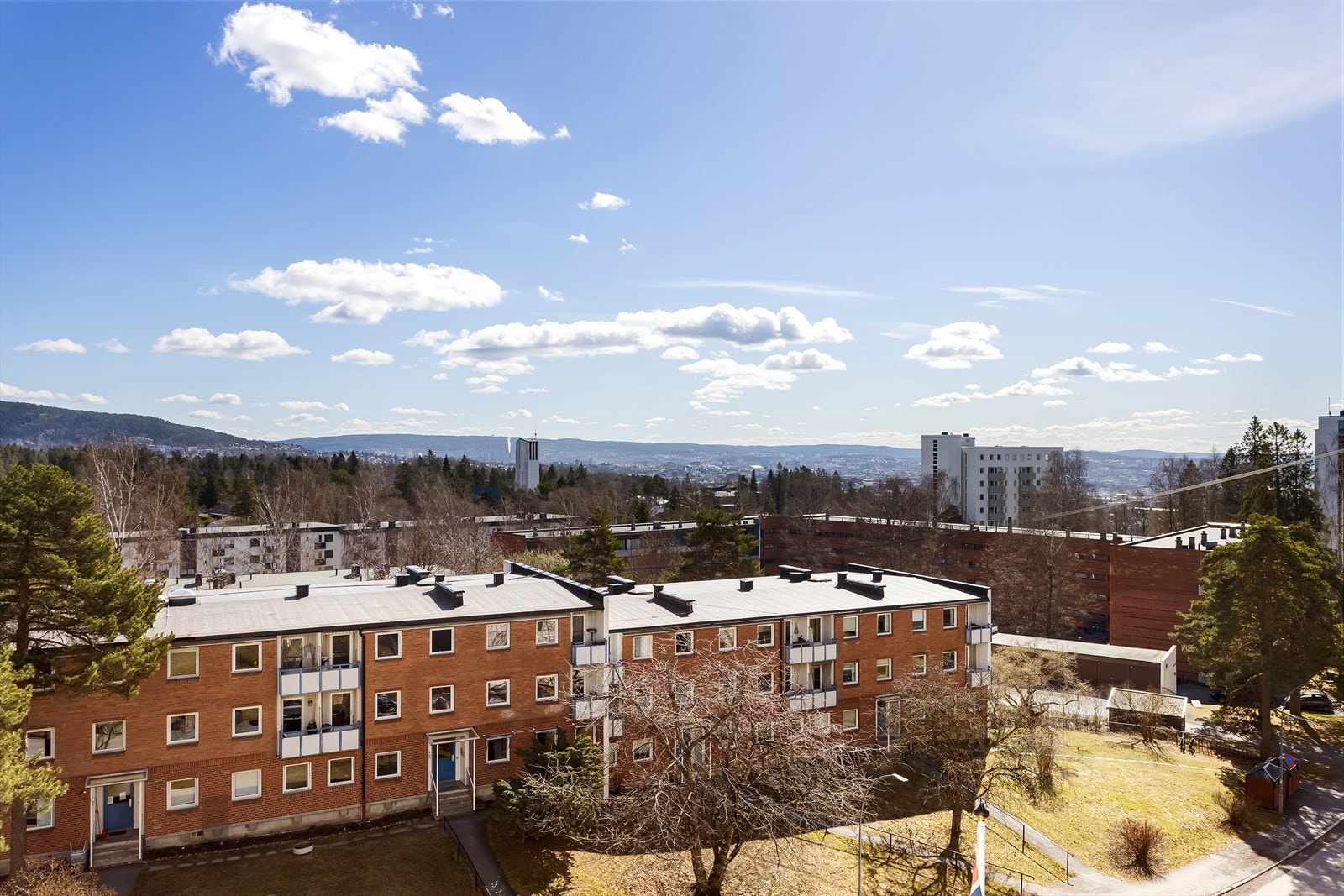 Balkongen er sørvendt, så man har solen fra morning til kvelds Galleribilde