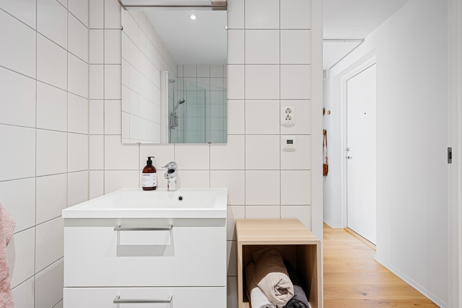 Helfliset bad med vannbåren varme i gulv Galleribilde