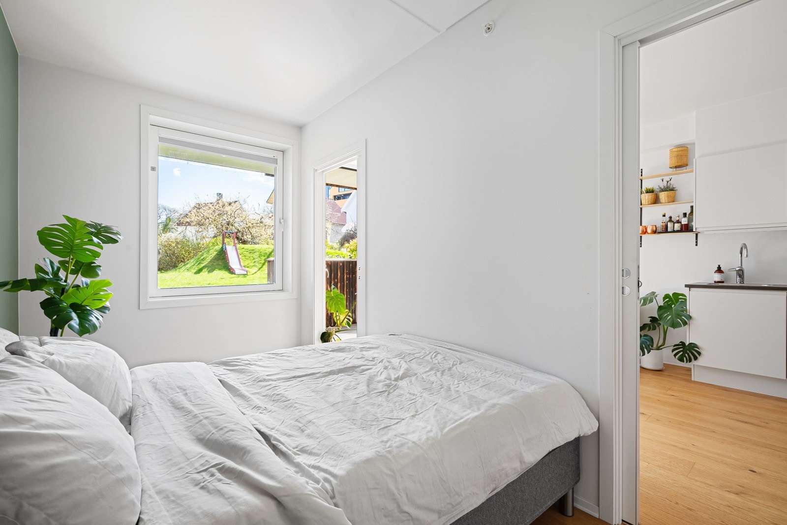 Romslig soverom med garderobeskap Galleribilde