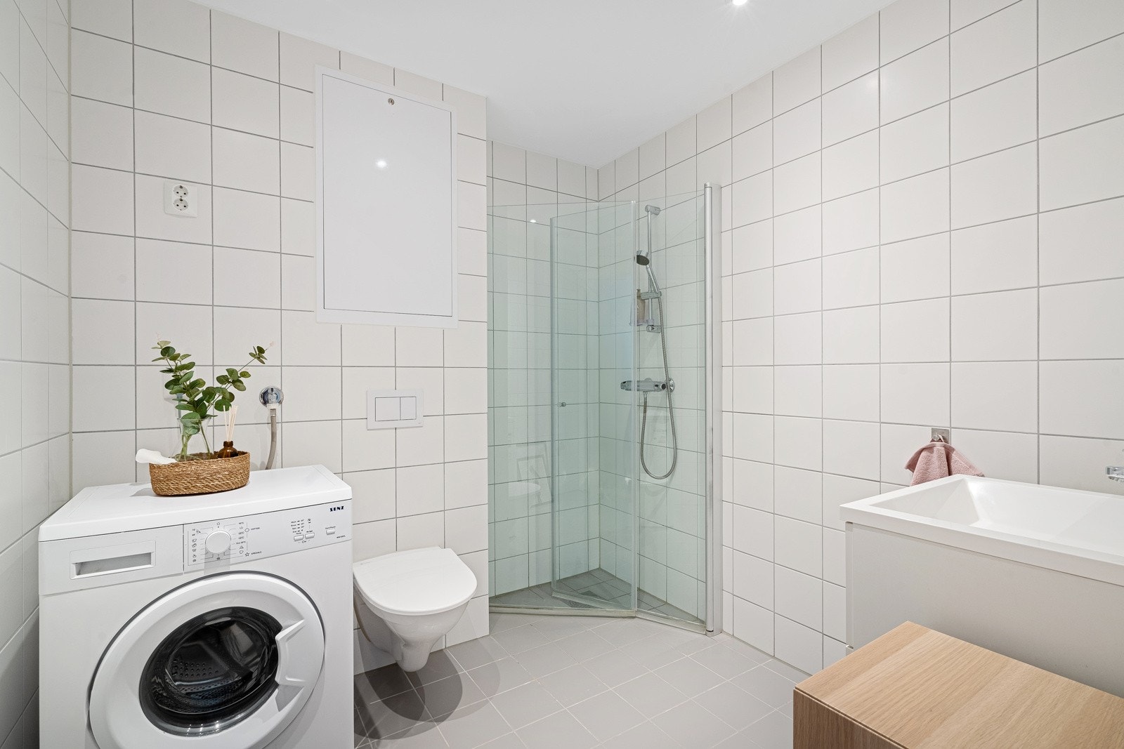 Lyst og lekkert bad. Vaskemaskin kan medfølge handelen etter avtale. Galleribilde