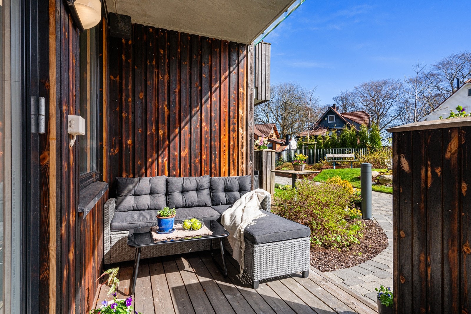 Utgang fra stuen til sørvendt og solrik terrasse. Galleribilde