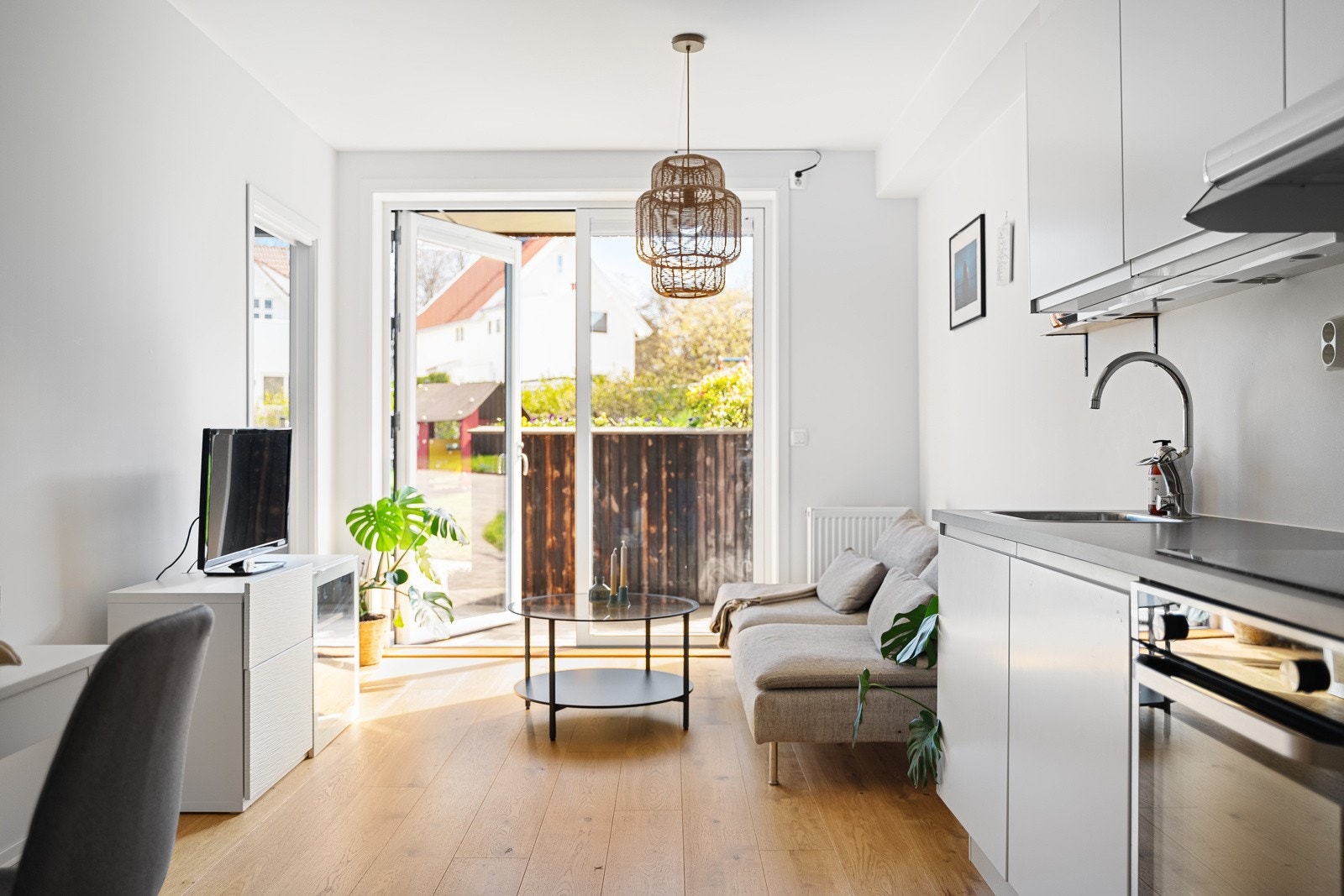 De store vindusflatene sørger for en lys og luftig atmosfære. Galleribilde