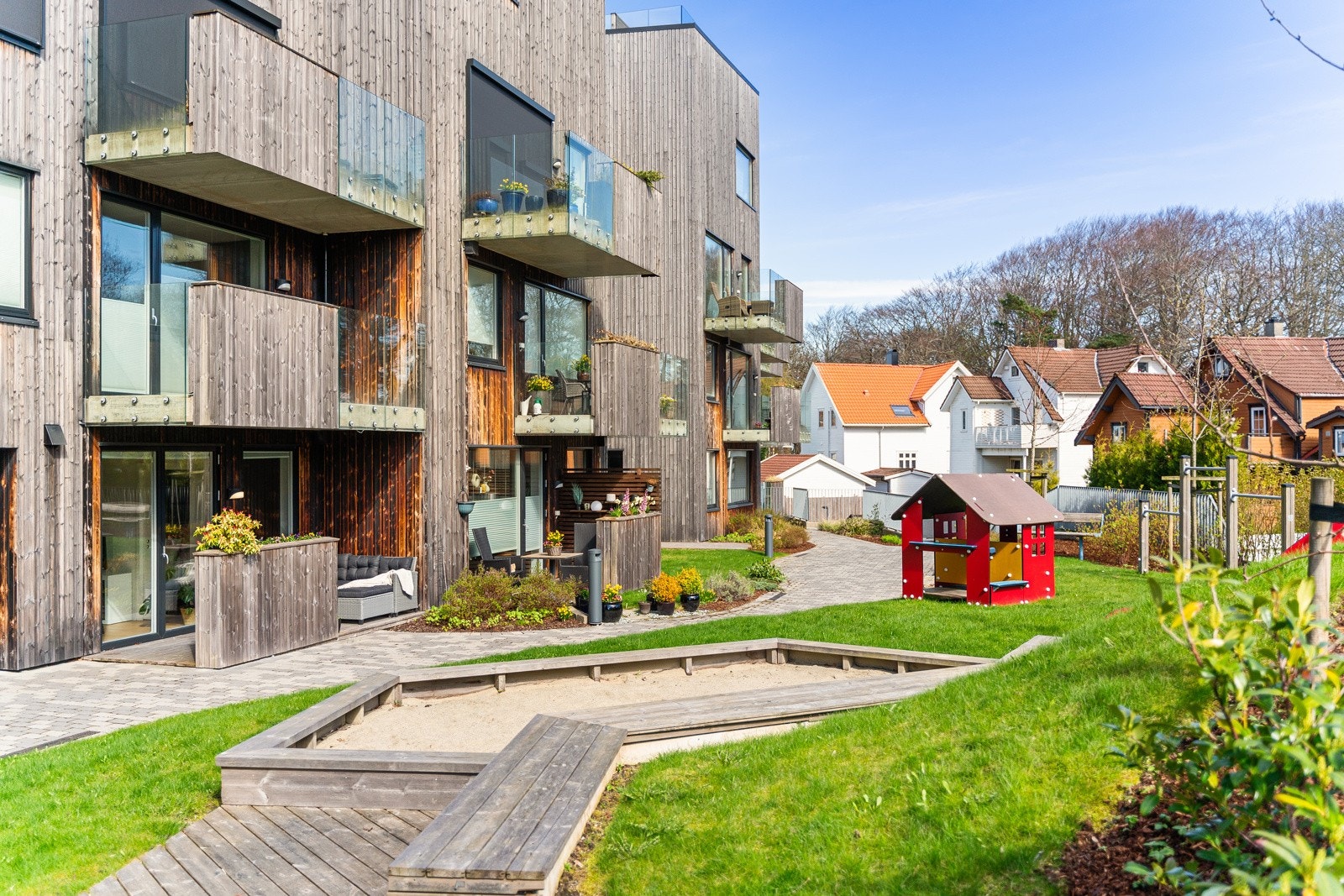 Leiligheten ligger i 2.etasje, men ligger på bakkeplan ut mot fellesarealet. Galleribilde