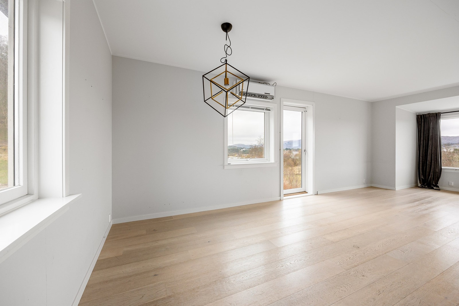 Stue med plass til spisegruppe og salong Galleribilde