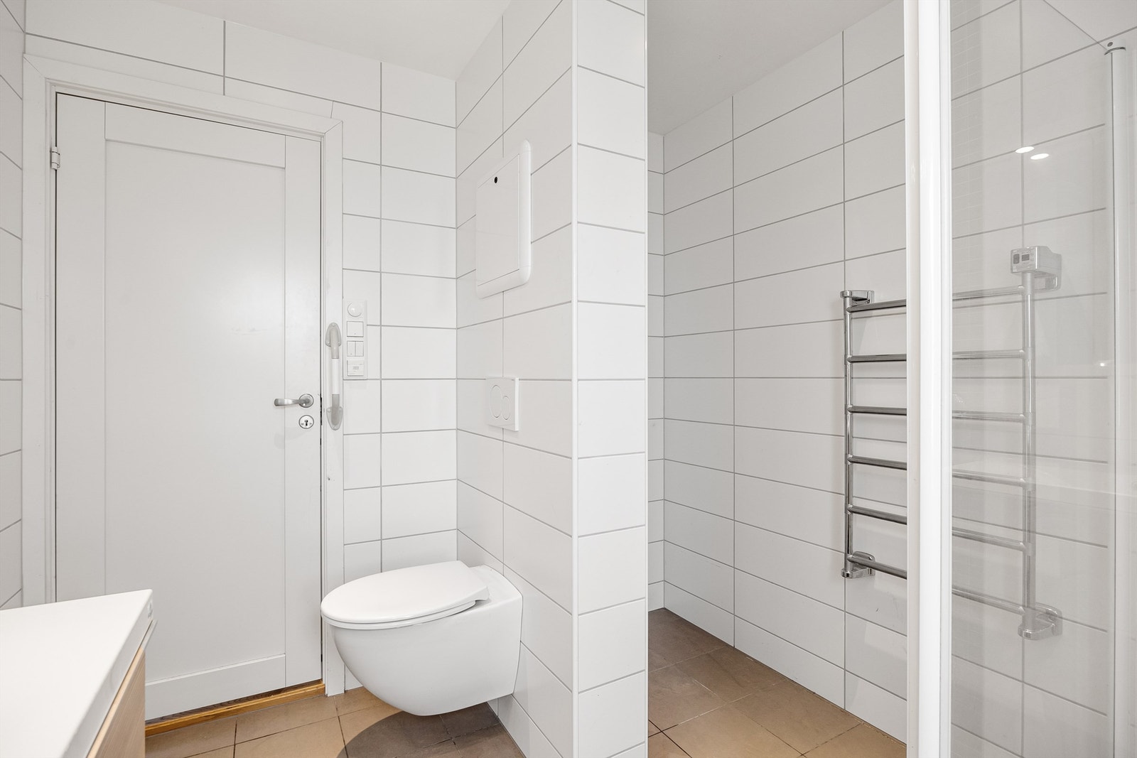 Bad med varmekabler i gulv og downlights i himling Galleribilde