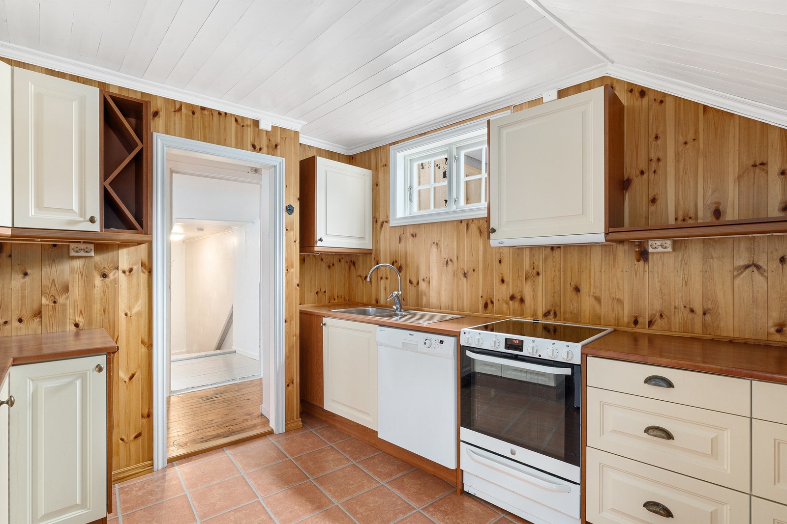 Kjøkkeninnredning med profilerte fronter. Galleribilde