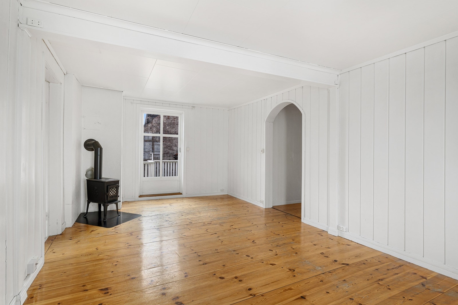 Stua har vedovn og herfra er det utgang til superkoselig veranda. Galleribilde