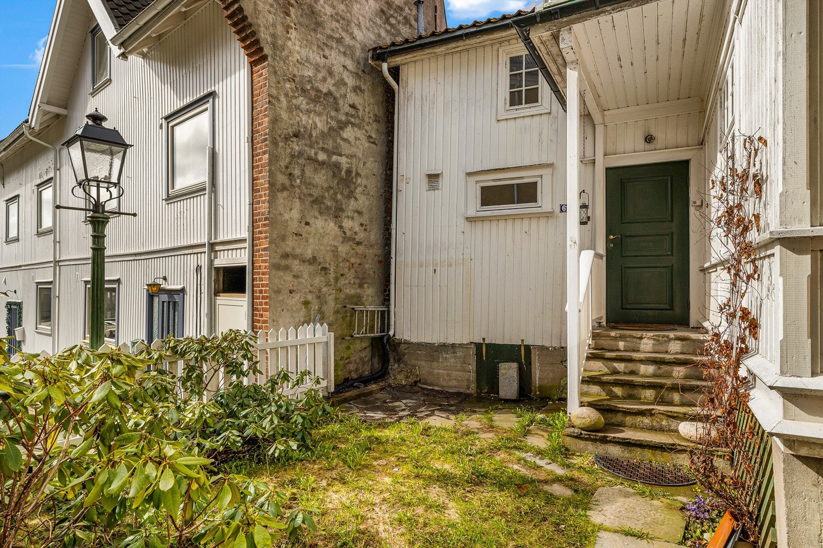 Hagen er en bakgård og inngangsparti med svalgang. Galleribilde