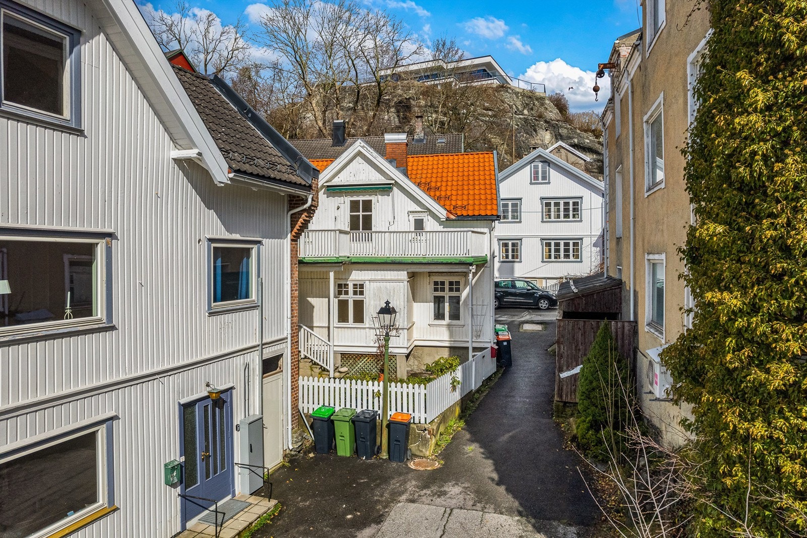 Brevik er kjent for smale gater og dette huset ligger i en av disse. Galleribilde