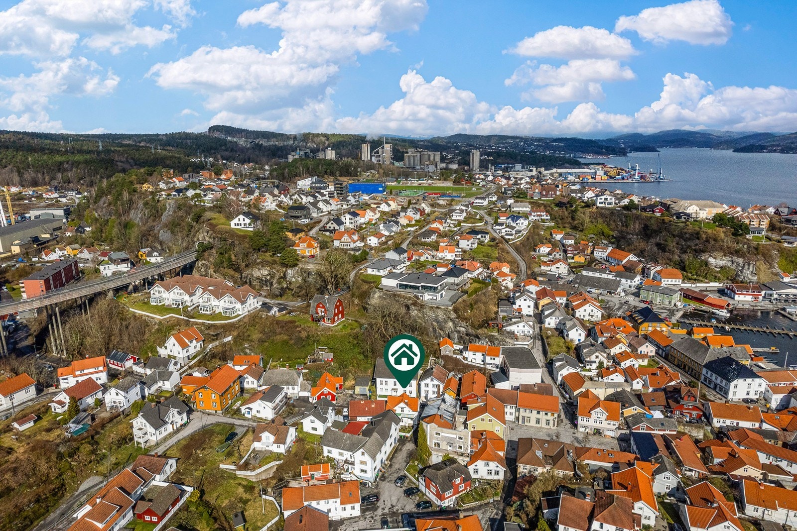 I bykjernen er det sjarmerende eldre trehusbebyggelse. På åsen som ligger ovenfor er det idrettsanlegg, skole og barnehage. Galleribilde